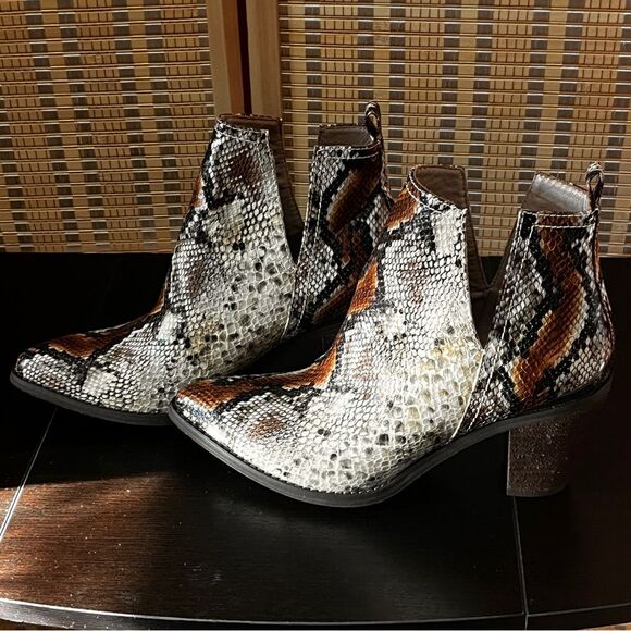 Very Volatile LA Faux python  Booties 8.5 - Picture 4 of 16